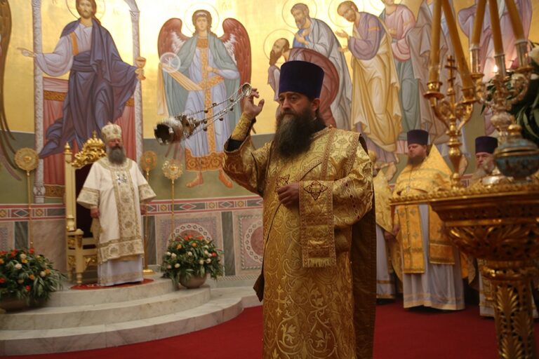 В престольный праздник Храма-на-Крови митрополит Кирилл совершил Божественную литургию