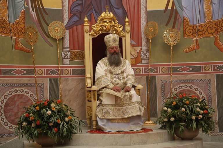 В престольный праздник Храма-на-Крови митрополит Кирилл совершил Божественную литургию