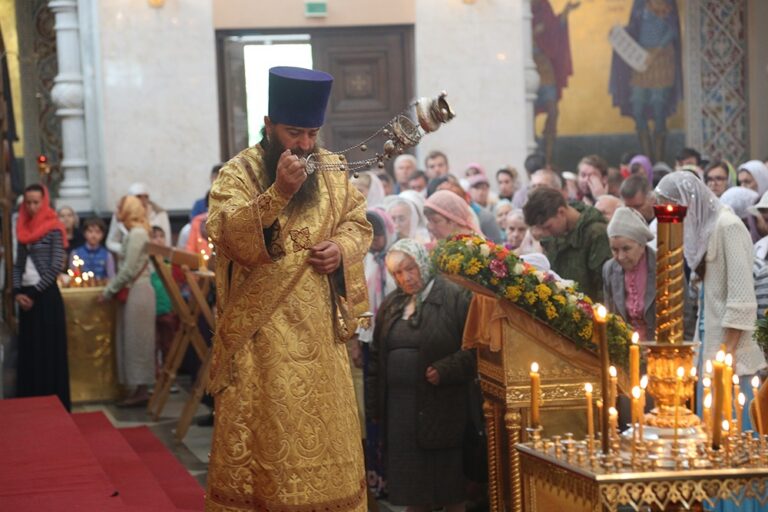 В престольный праздник Храма-на-Крови митрополит Кирилл совершил Божественную литургию