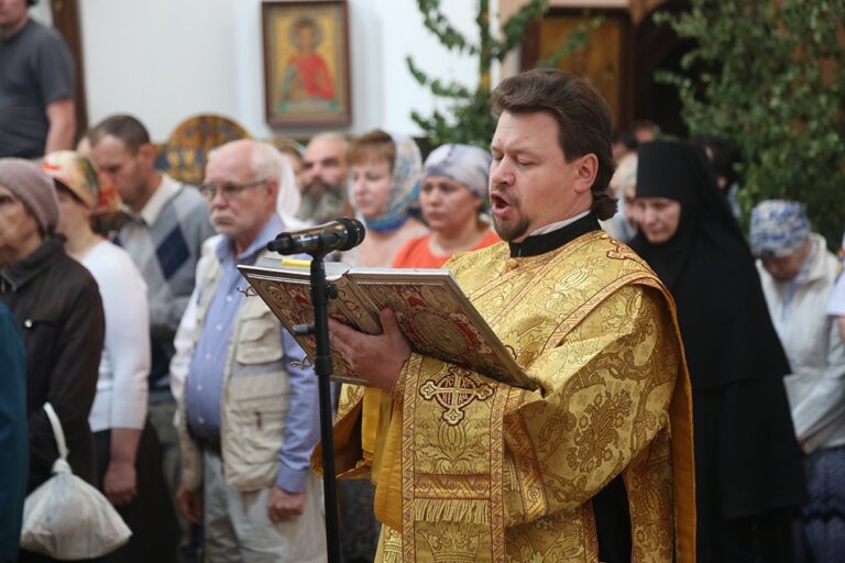 В престольный праздник Храма-на-Крови митрополит Кирилл совершил Божественную литургию