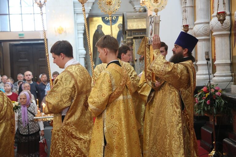 В престольный праздник Храма-на-Крови митрополит Кирилл совершил Божественную литургию