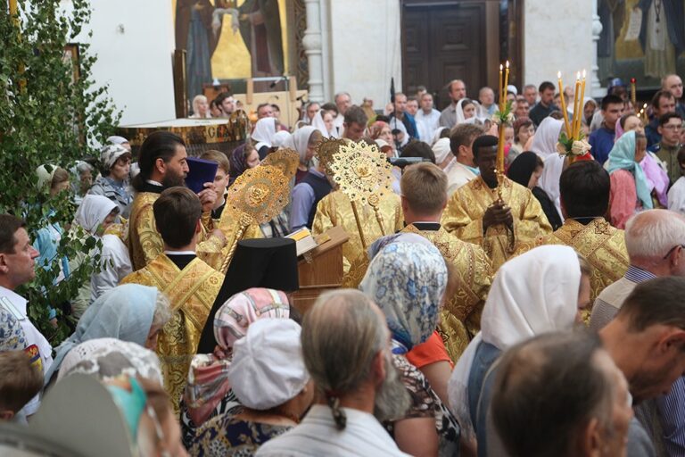 В престольный праздник Храма-на-Крови митрополит Кирилл совершил Божественную литургию