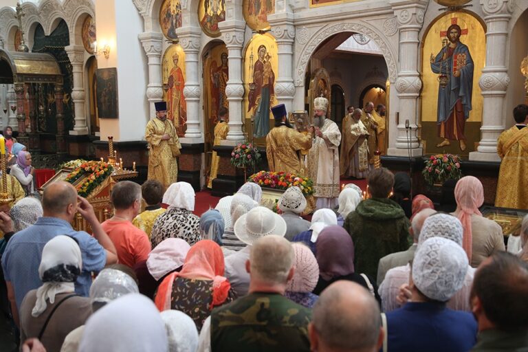 В престольный праздник Храма-на-Крови митрополит Кирилл совершил Божественную литургию