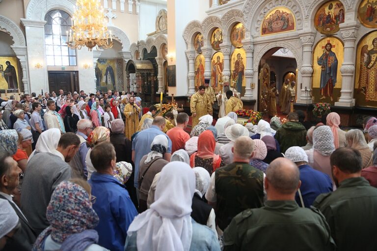 В престольный праздник Храма-на-Крови митрополит Кирилл совершил Божественную литургию