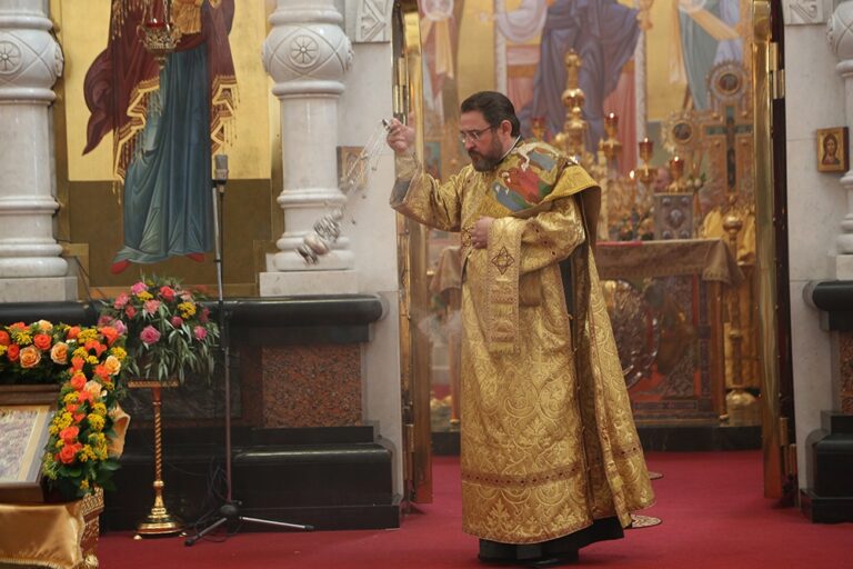 В престольный праздник Храма-на-Крови митрополит Кирилл совершил Божественную литургию
