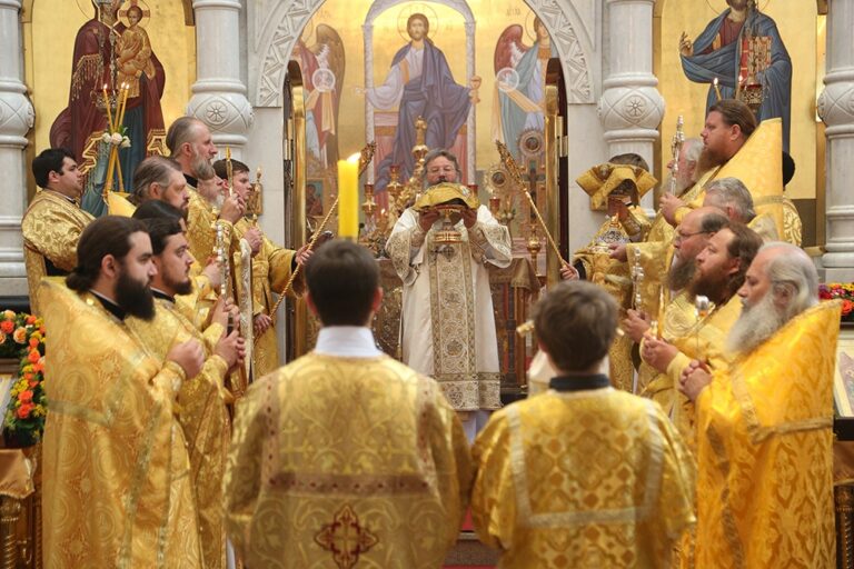 В престольный праздник Храма-на-Крови митрополит Кирилл совершил Божественную литургию