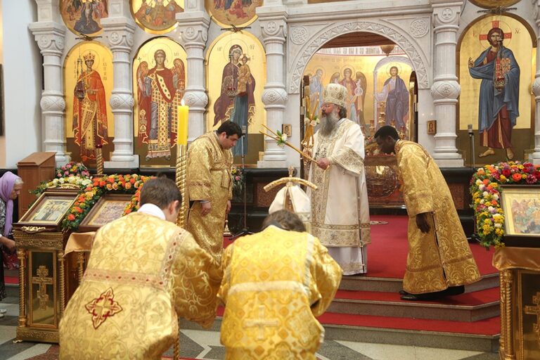В престольный праздник Храма-на-Крови митрополит Кирилл совершил Божественную литургию