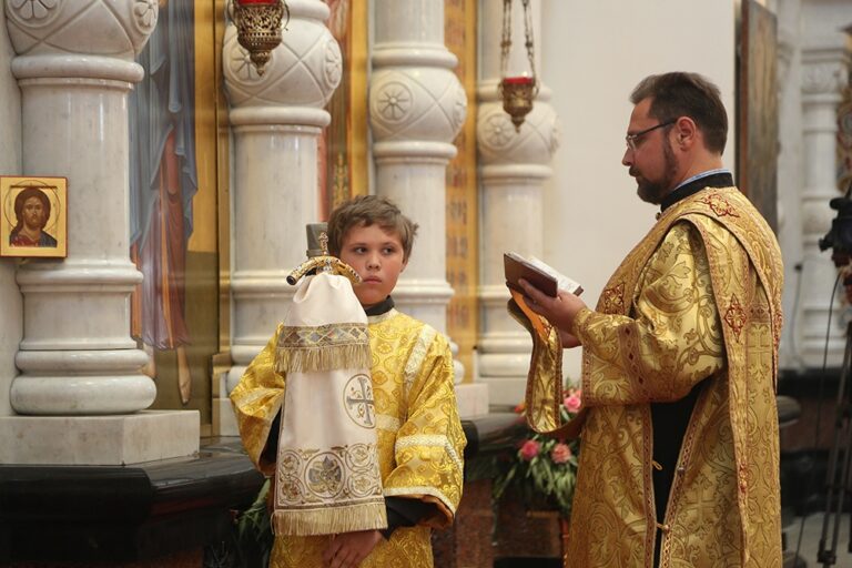 В престольный праздник Храма-на-Крови митрополит Кирилл совершил Божественную литургию