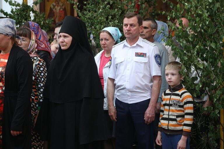 В престольный праздник Храма-на-Крови митрополит Кирилл совершил Божественную литургию