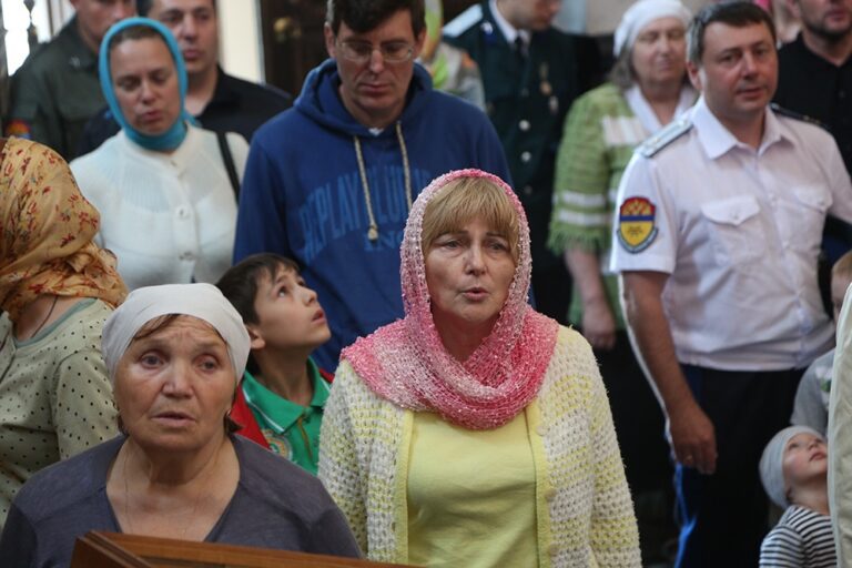 В престольный праздник Храма-на-Крови митрополит Кирилл совершил Божественную литургию