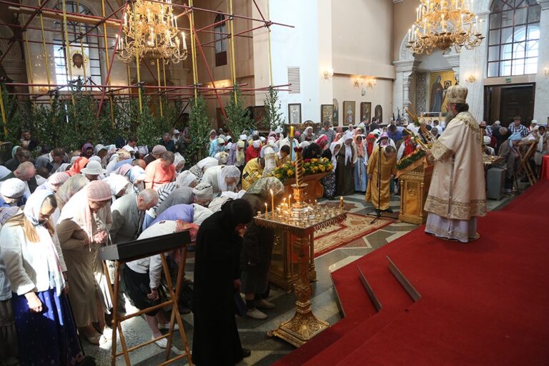 В престольный праздник Храма-на-Крови митрополит Кирилл совершил Божественную литургию