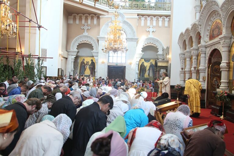 В престольный праздник Храма-на-Крови митрополит Кирилл совершил Божественную литургию