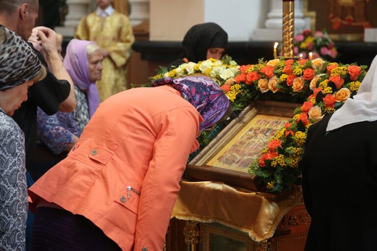 В престольный праздник Храма-на-Крови митрополит Кирилл совершил Божественную литургию