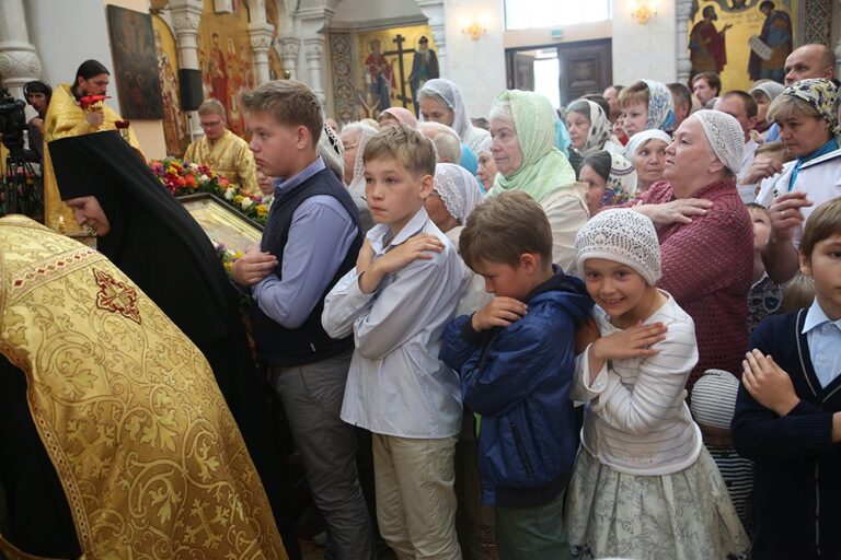 В престольный праздник Храма-на-Крови митрополит Кирилл совершил Божественную литургию