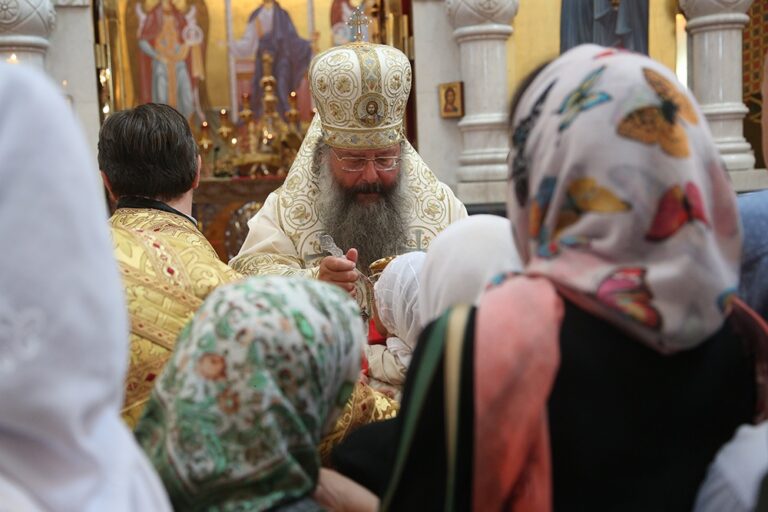 В престольный праздник Храма-на-Крови митрополит Кирилл совершил Божественную литургию