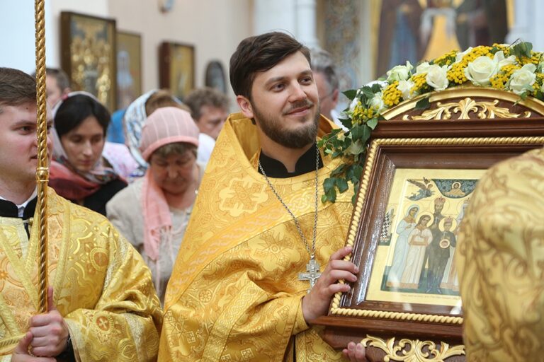 В престольный праздник Храма-на-Крови митрополит Кирилл совершил Божественную литургию
