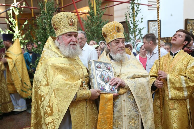 В престольный праздник Храма-на-Крови митрополит Кирилл совершил Божественную литургию