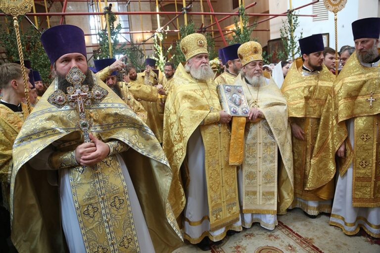 В престольный праздник Храма-на-Крови митрополит Кирилл совершил Божественную литургию