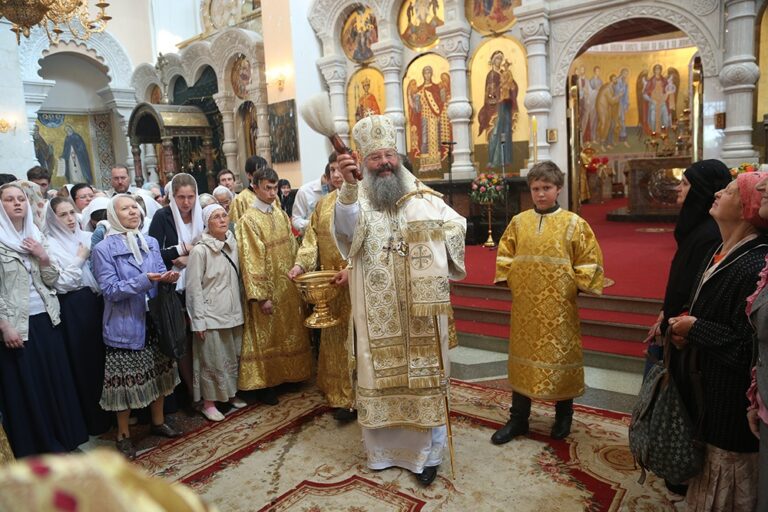В престольный праздник Храма-на-Крови митрополит Кирилл совершил Божественную литургию