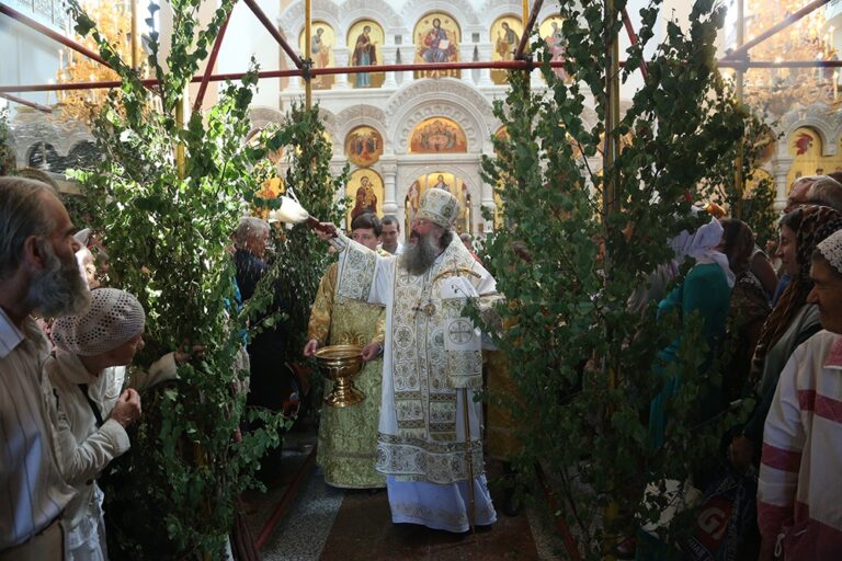 В престольный праздник Храма-на-Крови митрополит Кирилл совершил Божественную литургию