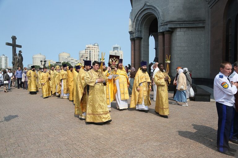 В престольный праздник Храма-на-Крови митрополит Кирилл совершил Божественную литургию