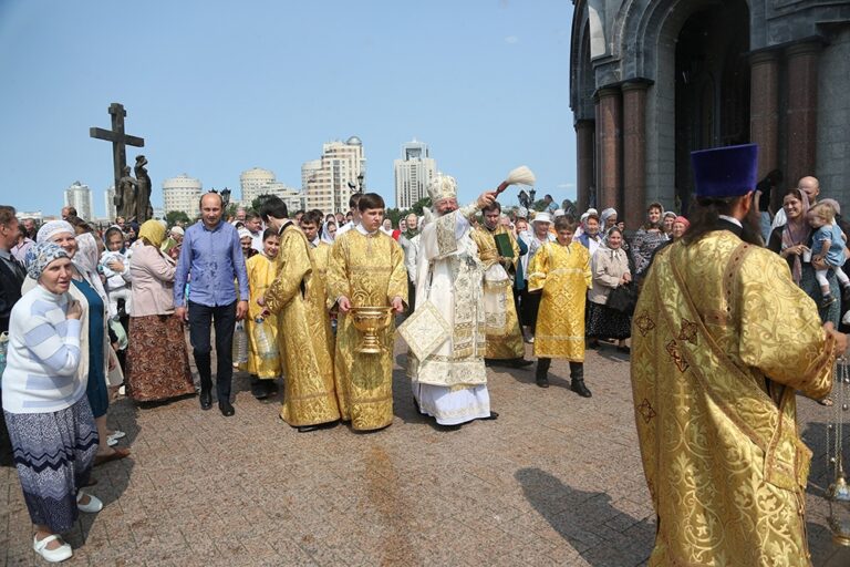 В престольный праздник Храма-на-Крови митрополит Кирилл совершил Божественную литургию