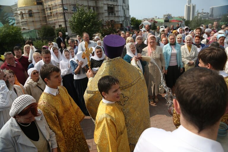 В престольный праздник Храма-на-Крови митрополит Кирилл совершил Божественную литургию