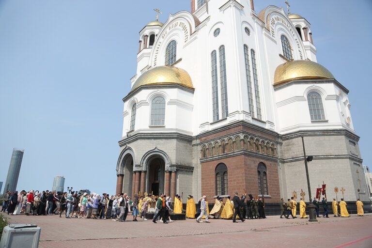 В престольный праздник Храма-на-Крови митрополит Кирилл совершил Божественную литургию