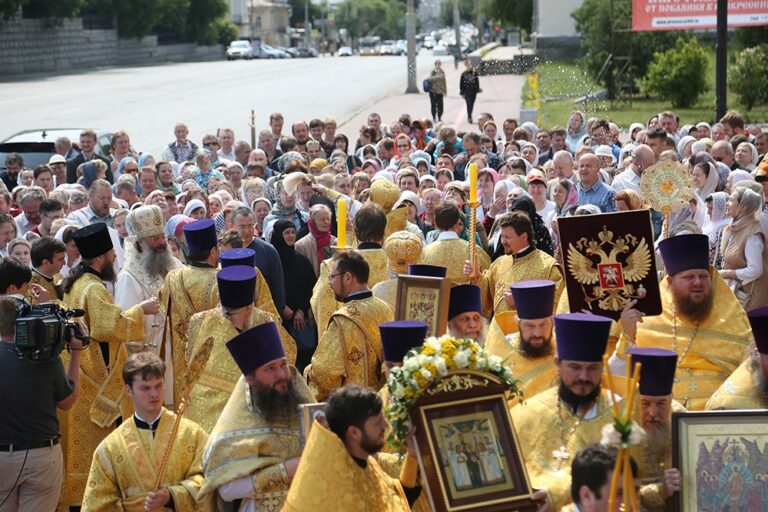 В престольный праздник Храма-на-Крови митрополит Кирилл совершил Божественную литургию