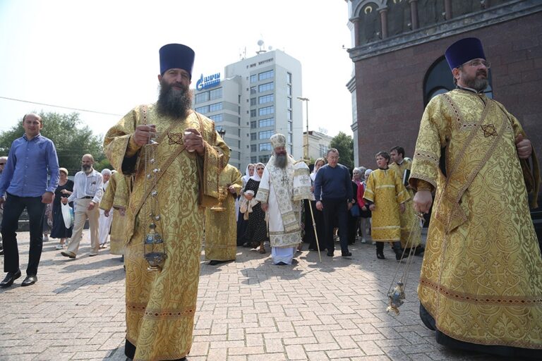 В престольный праздник Храма-на-Крови митрополит Кирилл совершил Божественную литургию