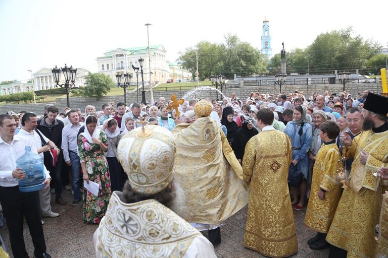 В престольный праздник Храма-на-Крови митрополит Кирилл совершил Божественную литургию