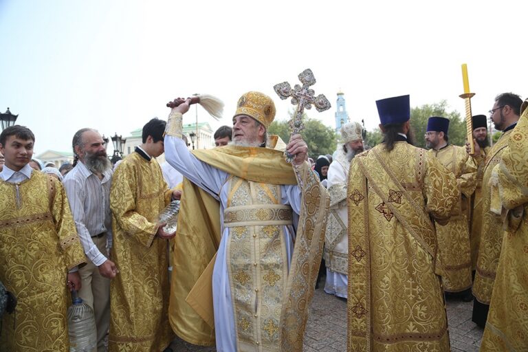 В престольный праздник Храма-на-Крови митрополит Кирилл совершил Божественную литургию