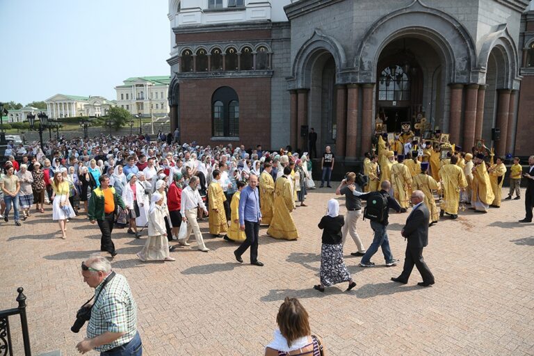 В престольный праздник Храма-на-Крови митрополит Кирилл совершил Божественную литургию