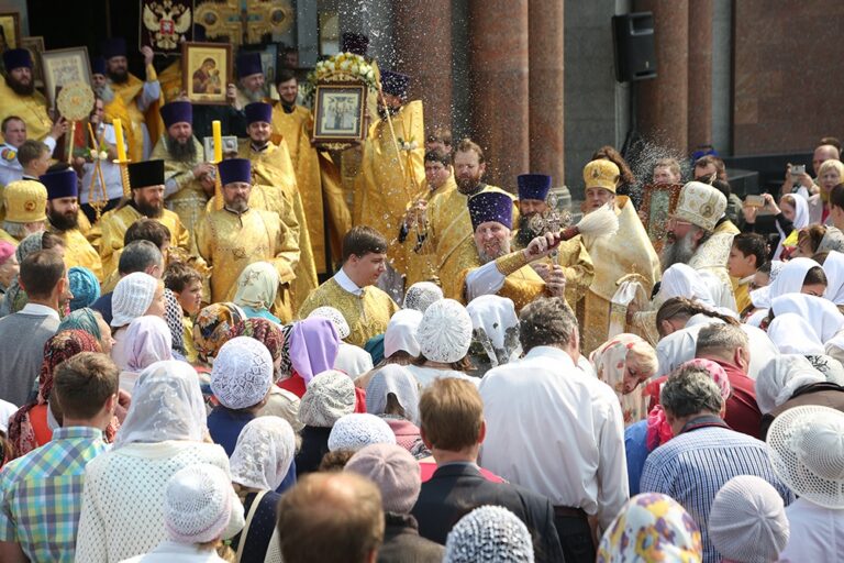 В престольный праздник Храма-на-Крови митрополит Кирилл совершил Божественную литургию