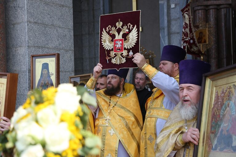 В престольный праздник Храма-на-Крови митрополит Кирилл совершил Божественную литургию