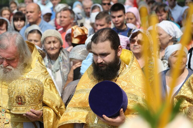 В престольный праздник Храма-на-Крови митрополит Кирилл совершил Божественную литургию