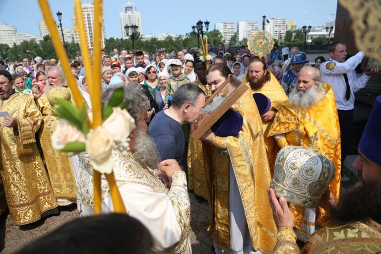 В престольный праздник Храма-на-Крови митрополит Кирилл совершил Божественную литургию