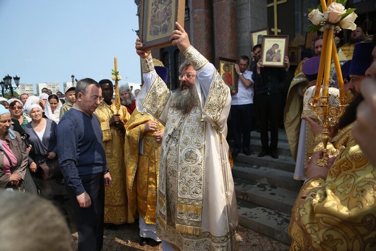 В престольный праздник Храма-на-Крови митрополит Кирилл совершил Божественную литургию