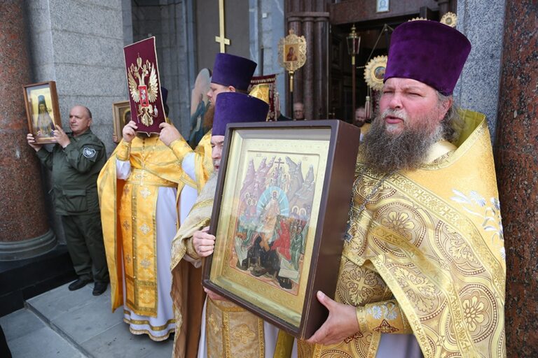 В престольный праздник Храма-на-Крови митрополит Кирилл совершил Божественную литургию