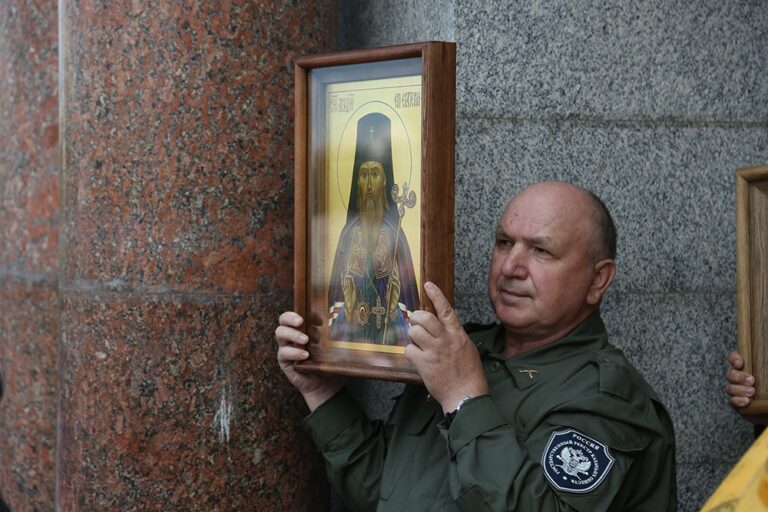 В престольный праздник Храма-на-Крови митрополит Кирилл совершил Божественную литургию