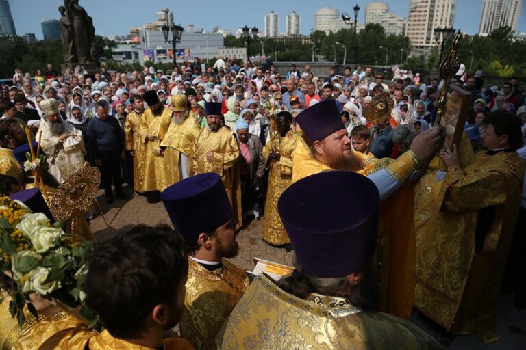 В престольный праздник Храма-на-Крови митрополит Кирилл совершил Божественную литургию