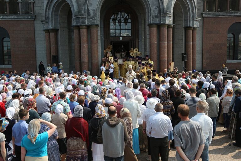 В престольный праздник Храма-на-Крови митрополит Кирилл совершил Божественную литургию