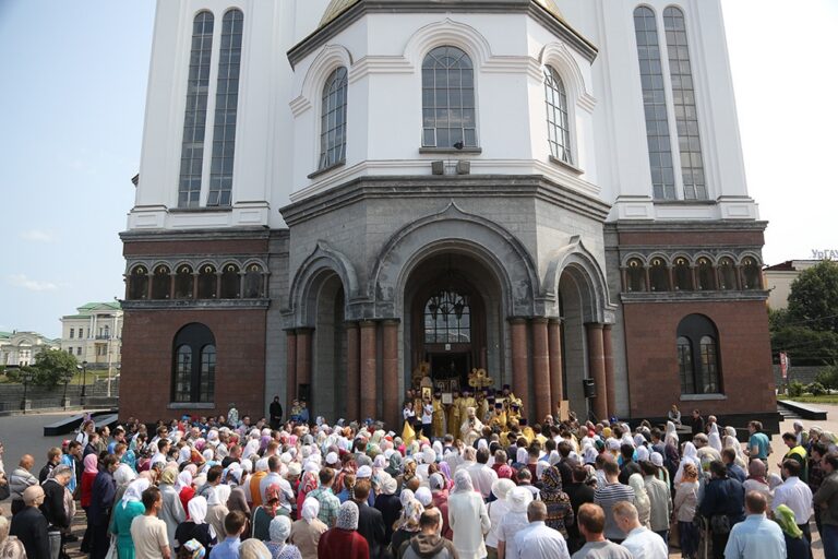 В престольный праздник Храма-на-Крови митрополит Кирилл совершил Божественную литургию