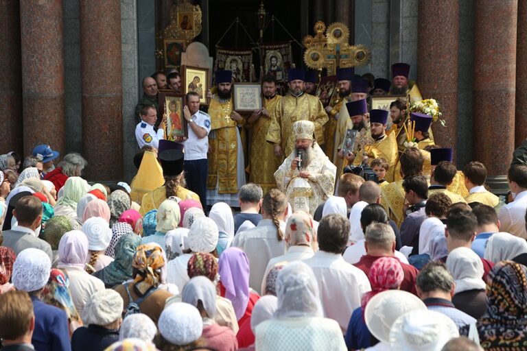 В престольный праздник Храма-на-Крови митрополит Кирилл совершил Божественную литургию