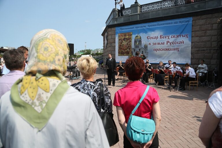 В престольный праздник Храма-на-Крови митрополит Кирилл совершил Божественную литургию