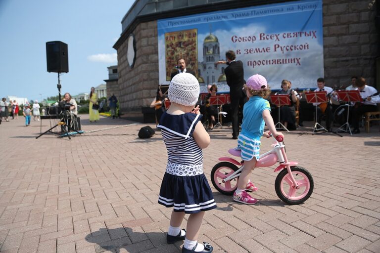В престольный праздник Храма-на-Крови митрополит Кирилл совершил Божественную литургию