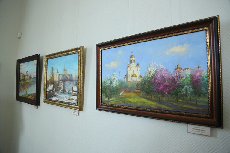 В престольный праздник Храма-на-Крови митрополит Кирилл совершил Божественную литургию