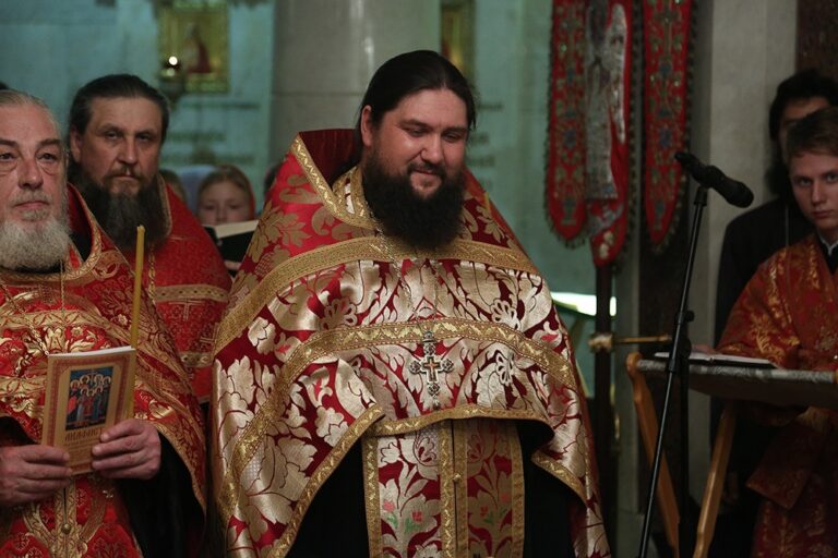 Митрополит Кирилл в сослужении архиереев и духовенства совершил малую вечерню с акафистом  святым Царственным страстотерпцам, а после Всенощное бдение в Храме-на-Крови