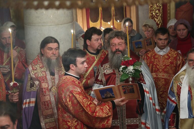 Митрополит Кирилл в сослужении архиереев и духовенства совершил малую вечерню с акафистом  святым Царственным страстотерпцам, а после Всенощное бдение в Храме-на-Крови