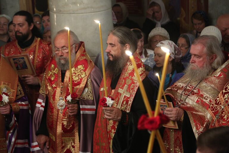 Митрополит Кирилл в сослужении архиереев и духовенства совершил малую вечерню с акафистом  святым Царственным страстотерпцам, а после Всенощное бдение в Храме-на-Крови